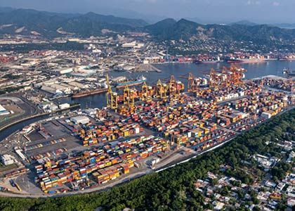 El Puerto de Manzanillo Enfrenta Acumulación de Carga